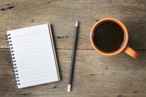 koffie en notebook op houten achtergrond