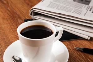 kopje koffie en de krant foto