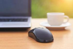 close-up muis met laptop en koffie op tafel