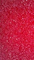 rode textuur in de vorm van kleine bubbels. de structuur van de body wash spons. zachte achtergrond. waterbehandelingen en spa. verticale positie foto