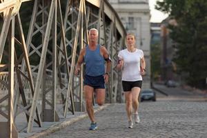 paar joggen buiten foto