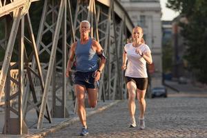 paar joggen buiten foto