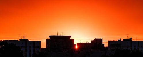 silhouet van de stad bij zonsondergang. stedelijk landschap bij dageraad. foto