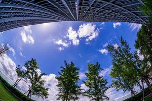 mooie wolken boven het park van condo foto