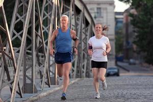 paar joggen buiten foto