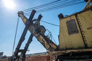 enorme oude roestige verlaten mijnbouwgraafmachine foto