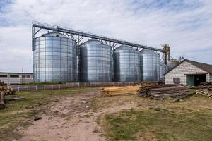 moderne graanschuurlift. zilversilo's op agroverwerkings- en productiefabriek voor het verwerken van drogen, reinigen en opslaan van landbouwproducten, meel, granen en graan. foto