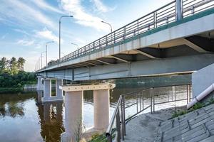 autobrug over de brede rivier foto