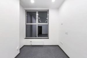 grote ramen in leeg ongemeubileerd kamerinterieur in witte stijlkleur in moderne appartementen, kantoor of kliniek foto