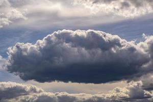 blauwe hemelachtergrond met kleine stratus cirrus gestreepte wolken voor storm. foto