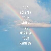 inspirerend motivatiewoord over leven en hoop met mooie regenboog op wolk en blauwe hemel voor achtergrond foto