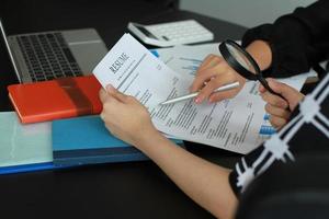 zakelijk team dat financiële gegevens analyseert met een vergrootglas foto