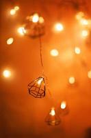 decor hangende oranje lichtlamp met onscherpe achtergrond gratis foto