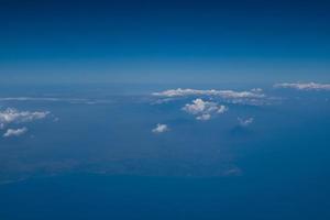 blauwe lucht en wolken in het vliegtuig foto