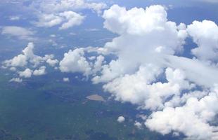 luchtfoto van vredige aarde bedekt met wolken foto