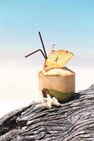 kokoscocktail op het strand foto