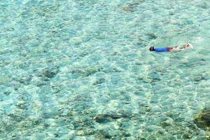 een man die op de oceaan snorkelt foto