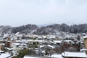 uitzicht op de stad Takayama in Japan in de sneeuw foto