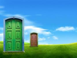 groene deur op gras met kopieerruimte