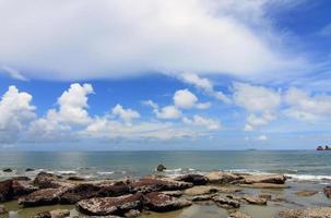 tropisch strand met steen en lucht foto