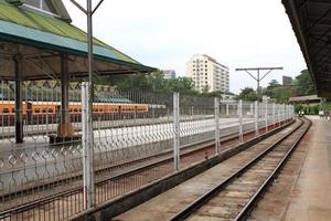 trein in yangon, birma - myanma foto