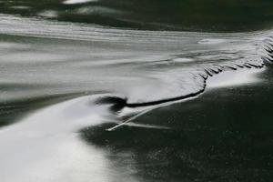 ruwe olie lekkage op het strand foto