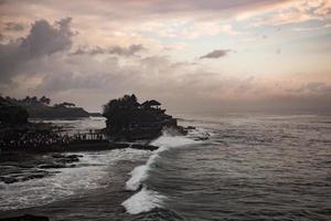 tanah lot-tempel is een hindoe-tempel op de grote rots foto