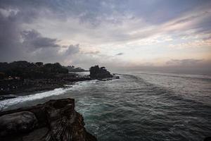 tanah lot-tempel is een hindoe-tempel op de grote rots foto