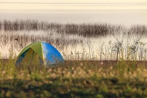 camping naast het meer, nationaal park, thailand foto