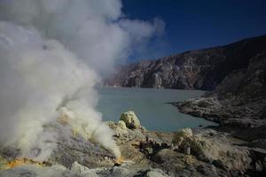 zwavelmijn in de krater van de ijen-vulkaan, oost-java, indonesië foto