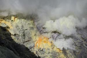 zwavelmijn in de krater van de ijen-vulkaan, oost-java, indonesië foto