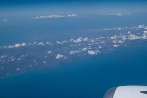 blauwe lucht vanuit vliegtuigraam foto