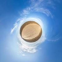 kleine planeet transformatie van bolvormig panorama 360 graden. sferische abstracte luchtfoto in veld met geweldige mooie wolken. kromming van de ruimte. foto