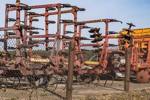 parkeren landbouwmachines en oogst. rijen ploegen, cultivators, lichamen foto