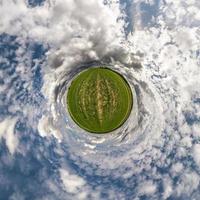 kleine planeet transformatie van bolvormig panorama 360 graden. sferische abstracte luchtfoto in veld met geweldige mooie wolken. kromming van de ruimte. foto