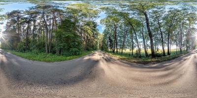 volledig naadloos bolvormig hdri-panorama 360 graden hoekzicht op geen verkeer asfaltweg tussen boomsteeg in zomerdag in equirectangular projectie, klaar vr ar virtual reality-inhoud foto