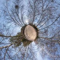 kleine planeet transformatie van bolvormig panorama 360 graden. sferische abstracte luchtfoto in veld met geweldige mooie wolken. kromming van de ruimte. foto