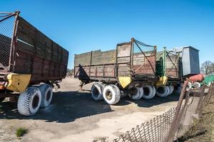 parkeren landbouwmachines en oogst. rijen ploegen, cultivators, lichamen foto