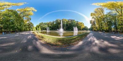volledig naadloos bolvormig hdri-panorama 360 graden hoekmening van de vroege herfst in leeg stadspark in de buurt van fontein equirectangular bolvormige projectie met zenit en nadir. voor vr-inhoud foto