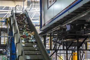 bewegende transportband op moderne afvalverwerkingsfabriek. gescheiden en sorteren van afvalinzameling. recycling en opslag van afval voor verdere verwijdering. foto