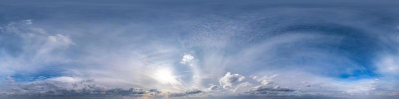 naadloos hdri-panorama 360 graden hoekweergave blauwe lucht met prachtige pluizige cumuluswolken met zenit voor gebruik in 3D-graphics of game-ontwikkeling als sky dome of edit drone shot foto