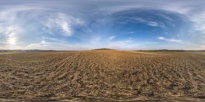 volledig naadloos bolvormig hdri-panorama 360 graden hoekzicht op velden in de lenteavond met geweldige wolken in equirectangular projectie, klaar voor vr ar virtual reality-inhoud foto