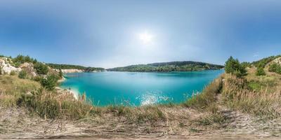 volledig naadloos sferisch hdri-panorama 360 graden hoekzicht op kalksteen op kalkstenen kust van enorm turquoise meer in zomerdag in equirectangular projectie met zenit en nadir, vr-inhoud foto