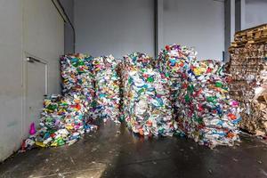 plastic geperste balen in de moderne afvalverwerkingsfabriek. gescheiden afvalinzameling. recycling en opslag van afval voor verdere verwijdering. bedrijf voor het sorteren en verwerken van afval. foto