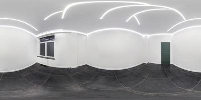 lege witte kamer zonder meubels met grote ramen. volledig naadloos bolvormig hdri-panorama 360 graden in binnenkamer in moderne appartementen met led-lampen in equirectangular projectie foto