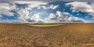 volledig naadloos bolvormig hdri-panorama 360 graden kijkhoek op velden in de lente met geweldige wolken in equirectangular projectie, klaar voor vr ar virtual reality-inhoud foto