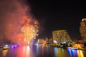 vuurwerk met rook bij chao phraya-rivier in aftellende vieringspartij 2016 bangkok thailand foto