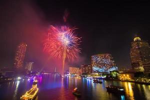 vuurwerk met rook bij chao phraya-rivier in aftellende vieringspartij 2016 bangkok thailand foto