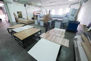 arbeider in een fabriek van houten meubelen foto