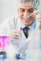 onderzoek en wetenschapsmensen in laboratorium foto